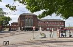 Zwickau (Sachs) Hauptbahnhof liegt an den Bahnstrecken Dresden – Werdau, Schwarzenberg – Zwickau und Zwickau – Falkenstein. Früher hatte dort auch die heute teilweise stillgelegte Bahnstrecke Zwickau – Crossen – Mosel ihren Ausgangspunkt. Eröffnet wurde der Bahnhof 1845, danach entwickelte sich die Station recht bald zu einem wichtigen regionalen Bahnknotenpunkt. Neben dem Personenverkehr hatte der Bahnhof auch für den Güterverkehr Bedeutung und war wegen des Bergbaus im Zwickauer Steinkohlenrevier lange Zeit der größte Güterbahnhof Sachsens. Mit der Einstellung des Bergbaus sowie dem wirtschaftlichen Niedergang nach der Wende hat der Bahnhof viel von seiner früheren Bedeutung eingebüßt. Bis in die 2000er-Jahre bestand noch Personenfernverkehr, heute halten nur noch Nahverkehrszüge und die Züge der S-Bahn Mitteldeutschland. Die Originaldokumente des Bildarchivs der Eisenbahnstiftung haben in einem der Nebengebäude eine zusätzliche Heimat gefunden. (19.05.2023) <i>Foto: Joachim Bügel</i>