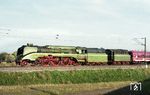 Die DR-Traditionslok 18 201, in Kombination mit dem seit 1987 üblichen zweiten Tender, vor einem Sonderzug am Abzweig SE in Hamburg. (10.10.1993) <i>Foto: Benno Wiesmüller</i>