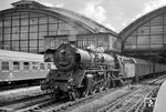 03 2243 (Bw Leipzig Hbf West) ist mit dem D 560 aus Aue (Sachs) in Berlin Ostbahnhof angekommen. (1976) <i>Foto: Norbert Steinweis</i>