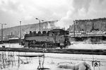 86 1615 gehörte seit 30. Mai 1970 zum Bestand des Bw Aue (Sachs) und ist hier als Rangierfahrt an der Bw-Zufahrt unterwegs. (25.03.1975) <i>Foto: Joachim Schmidt</i>