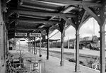 03 0046 (Bw Stralsund) rauscht mit einem Schnellzug durch den Bahnhof Ducherow zwischen Anklam und Pasewalk. Der 1863 zusammen mit der Strecke Angermünde - Stralsund eröffnete Bahnhof war von 1876 bis 1945 Ausgangspunkt einer Hauptbahn nach Swinemünde, die vor allem dem Urlauberverkehr zur Insel Usedom diente. Mit der Sprengung der Karniner Brücke über den Peenestrom im April 1945 war die Anbindung der Insel Usedom von Ducherow aus nicht mehr möglich. Durch die Westverschiebung Polens war die Strecke zudem bei Swinemünde unterbrochen, sodass der südliche Abschnitt ab Ducherow als Reparationsleistung an die Sowjetunion abgebaut wurde. Mit der Grenzverschiebung wurde zudem die Reichsbahndirektion Stettin aufgelöst, an ihre Stelle trat die Reichsbahndirektion Greifswald, in deren Zuständigkeitsbereich nun der Bahnhof lag. (1977) <i>Foto: Norbert Steinweis</i>