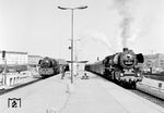 Lokwechsel in Berlin-Lichtenberg: 03 2058 vom Bw Leipzig Hbf West hat in Berlin-Lichtenberg den D 555 (Barth - Leipzig) von der Stralsunder 03 0077 übernommen und wartet mit abblasenden Sicherheitsventilen auf die Abfahrt. (1977) <i>Foto: Norbert Steinweis</i>