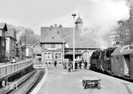 Der Bahnhof Lauscha (Thür) an der Strecke Sonneberg (Thür) - Probstzella ist sowohl ein Kopf- wie auch ein Spitzkehrenbahnhof. 1886 ging er zunächst als Kopfbahnhof der Verbindung von Sonneberg aus durch die Werra-Eisenbahn-Gesellschaft in Betrieb. Im Zuge des Lückenschlusses nach Probstzella ließ die Königliche Eisenbahndirektion Erfurt 1912–1913 umfangreiche Baumaßnahmen durchführen. Weil die Züge wegen der Topografie des engen Tals in beide Richtungen nur in südlicher Richtung an jeweils einem Hang des Lauschatals aus dem Bahnhofsbereich ausfahren konnten, wurde der Bahnhof Lauscha zum Spitzkehrenbahnhof umgebaut. Die neue Bahnstrecke nach Ernstthal am Rennsteig wurde über ein 93 m langes Viadukt aus dem Bahnhofsgelände heraus zum Westhang des Lauschatals geführt. Sie umrundet den Berg Teufelsholz nahezu vollständig und gewinnt dabei auf einer Strecke von etwa 3,3 km durch den Lauschensteintunnel und über das Viadukt Nasse Telle bis nach Oberlauscha in nur etwa 330 m Luftlinie Entfernung zum Bahnhof Lauscha etwa 85 Höhenmeter. 95 0029 ist mit einem Personenzug aus Saalfeld (Saale) eingefahren und wird nach dem Kopfmachen rückwärts nach Sonneberg weiterfahren. (04.1977) <i>Foto: Norbert Steinweis</i>