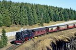 99 7244 rollt mit P 14403 nach Nordhausen an den vor kurzem überflüssig gewordenen Grenzanlagen bei Sorge vorbei. (22.02.1990) <i>Foto: Wolfgang Bügel</i>