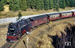 99 7244 mit P 14403 an den Grenzanlagen bei Sorge. Im Mai 1952 riegelte die Führung der DDR ihr Land mit einem 5 Kilometer breiten Sperrgebiet entlang der innerdeutschen Grenze ab. Jeder Grenzübertritt war fortan genehmigungspflichtig. Im Sperrgebiet verlief an der Grenze ein 500 Meter breiter Schutzstreifen und unmittelbar davor ein 10 Meter breiter Kontrollstreifen. Das Betreten des Sperrgebiets bedurfte eines Passierscheins. Die Bewohner mussten sich registrieren lassen und trugen einen Vermerk im Personalausweis. Bürger der Bundesrepublik Deutschland durften nicht in das Sperrgebiet einreisen; das Bild wäre ein halbes Jahr zuvor daher nicht möglich gewesen.  (22.02.1990) <i>Foto: Wolfgang Bügel</i>