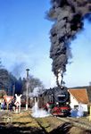 Mit Volldampf geht es für 99 7244 aus dem Bahnhof Sorge. Zu DDR-Zeiten lag der Bahnhof wie der gesamte Ort im Sperrgebiet. Das einstige Bahnhofsgebäude (ganz links) wird seit dem Jahre 2009 als "Grenzmuseum" genutzt.  (22.02.1990) <i>Foto: Wolfgang Bügel</i>