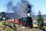Ausfahrt des P 14445 mit 99 7239 in Sorge. Nächster Halt ist die Endstation des Zuges in Benneckenstein. (22.02.1990) <i>Foto: Wolfgang Bügel</i>