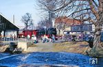 99 7239 mit P 14453 im Bahnhof Wernigerode-Westerntor. Er liegt etwa einen Kilometer vom Endbahnhof der Harzquerbahn am Hauptbahnhof Wernigerode entfernt. In seiner unmittelbaren Nachbarschaft befindet sich die historische Innenstadt. Im Vordergrund fließt der Zillierbach. (22.02.1990) <i>Foto: Wolfgang Bügel</i>