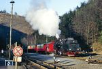 99 7241 verlässt mit P 14415 nach Nordhausen den Bahnhof Eisfelder Talmühle auf halbem Weg zwischen Ilfeld und Hasselfelde in einer Höhe von 352 m gelegen. Auch 1990 gab es im Harz kahle Hänge. (22.02.1990) <i>Foto: Wolfgang Bügel</i>