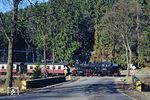 99 7247 mit P 14464 nach Harzgerode kurz vor Alexisbad. Die Straße an der Selkebrücke ist heute großzügig ausgebaut, dort kreuzen die Bundesstraßen 242 und 185. (22.02.1990) <i>Foto: Wolfgang Bügel</i>