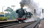1989 besuchte 03 1010 anlässlich des 150-jährigen Bahnjubiläums der NS die Niederlande. Schon erstaunlich war der Umstand, dass die Reichsbahnlok aus eigener Kraft auf DB-Gleisen verkehren durfte. Bei der Rückfahrt in die DDR herrschte wieder das übliche miese Sonderfahrtswetter. 03 1010 brettert mit Sonderzug D 29183 durch den Bahnhof Salzbergen. (23.07.1989) <i>Foto: Joachim Bügel</i>