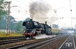 Zum 150-jährigen Eisenbahnjubiläum der NS sollte im Juli 1989 eigentlich 18 201 in die Niederlande fahren. Eine Entgleisung setzte sie aber außer Gefecht, sodass kurzfristig 03 1010 einsprang, die hier mit dem Sonderzug D 29183 durch Salzbergen brettert. (23.07.1989) <i>Foto: Wolfgang Bügel</i>