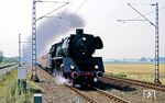 Nach dem Wassernehmen in Osnabrück fuhr 03 1010 weiter in Richtung Braunschweig. Mit Sonderzug D 29183 (Bad Bentheim – Braunschweig) geht es in rascher Fahrt durch Westerhausen (Melle) zwischen Osnabrück und Bünde (Westf). (23.07.1989) <i>Foto: Joachim Bügel</i>