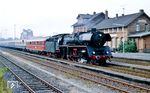 03 1010 fährt mit Sonderzug D 29183 durch den Bahnhof Hessisch Oldendorf kurz vor Hameln. (23.07.1989) <i>Foto: Joachim Bügel</i>