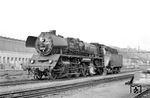 Am 26.06.1959 erfolgte die Rekonstruktion der 39 100 in 22 032 im Raw Meiningen durch den Einbau eines Hochleistungskessels und Verlängerung des Rahmens im Bereich des Stehkessels. Gut zehn Jahre später präsentiert sich die Halberstädter Lok mit einem sozialistischen Gruß an der Rauchkammer in Wernigerode. (03.1970) <i>Foto: Klaus Kieper, Slg. Holzborn</i>