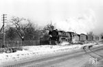 22 037 (Bw Halberstadt) fährt mit einem Personenzug nach Ilsenburg aus dem Bahnhof Wernigerode. Die einstmals durchgehende Strecke nach Bad Harzburg wurde durch die deutsche Teilung nach 1945 unterbrochen und später abgerissen. Die im Jahr 1996 eröffnete neue Bahnstrecke von Ilsenburg nach Vienenburg nutzt die Trasse der Bahnstrecke Halle/S – Vienenburg. Rechts zweigt die 1000-mm-Strecke nach Westerntor ab. (13.01.1968) <i>Foto: Klaus Kieper, Slg. Holzborn</i>