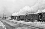 Mit einer sehenswerten Personenzuggarnitur nach Ilsenburg fährt 22 037 aus Wernigerode. (13.01.1968) <i>Foto: Klaus Kieper, Slg. Holzborn</i>
