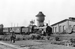 38 3244 (Bw Barth) fährt mit einem Personenzug aus Stralsund in den Bahnhof Barth ein. Seit 1945 war die Strecke von Prerow bis Bresewitz als Reparationsleistung komplett demontiert. Der Betrieb zwischen Barth und Bresewitz normalisierte sich bis in das Jahr 1947 wieder, bis auch die Schienen auf dem Teilstück Bresewitz – Tannenheim abgebaut wurden. Wenig später folgte der Rest bis Barth. Somit endete der Personenzug mit 38 3244 in Barth. (21.05.1967) <i>Foto: Klaus Kieper, Slg. Holzborn</i>