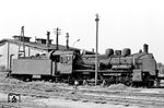 Auch die sorgfältige Abstellung der 38 3570 (Schichau, Baujahr 1921) im Bw Barth nutze ihr wenig. Drei Tage nach dieser Aufnahme wurde sie offiziell ausgemustert. Auffällig ist die Tenderschutzwand, um bei Rückwärtsfahrten die Wind- und vor allem Kohlenstaubbelastung für das Personal zu reduzieren. Eine Besonderheit, die nur einige P 8 im Norden der DDR besaßen. (21.05.1967) <i>Foto: Klaus Kieper, Slg. Holzborn</i>