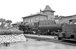52 467 (Bw Neubrandenburg) mit einem Personenzug im Bahnhof Friedland (Meckl). Die Stadt hat heute keinen Eisenbahnanschluss mehr. An der hier durchführenden Mecklenburg-Pommerschen Schmalspurbahn zwischen Jarmen und Ferdinandshof wurde der Personenverkehr 1945 bzw. 1969 eingestellt, auf der Normalspurstrecke Neubrandenburg – Friedland 1994. (05.1967) <i>Foto: Klaus Kieper, Slg. Holzborn</i>