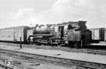 62 008 (Bw Rostock) ergänzt ihre Wasservorräte in Rostock Hbf. Der Wasserschlauch war allerdings eher für die Wasserbefüllung von Wagen gedacht, nicht für einen Loktender. Die 62er waren zu ihrer Rostocker Zeit zum größten Teil nur mit Wendezügen unterwegs, wie auch hier (leider kaum erkennbar).  (1966) <i>Foto: Klaus Kieper, Slg. Holzborn</i>