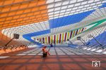 In Zusammenarbeit mit der SNCB und mit Unterstützung öffentlicher und privater Partner wurde der Bahnhof Liège-Guillemins temporär Schauplatz für ein monumentales Werk des französischen Malers und Bildhauer Daniel Buren. "Wie vom Himmel gefallen" heißt eine Farbinstallation, die bis zum bis zum 15. Oktober 2023 im Bahnhof zu sehen war. Die Darstellung von Farben, Kontrasten, Projektionen und Reflexionen über die gesamte Decke des Bahnhofsgebäudes verändert sich ständig, um das Licht des Tages, die Tageszeit und die Jahreszeiten widerzuspiegeln. (15.06.2023) <i>Foto: Marcus Henschel</i>