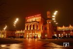 Der Bahnhof Wroclaw Glówny (Breslau Hbf) im Schnittpunkt der Bahnstrecken von Oppeln (Opole), Glatz (Klodzko), Hirschberg (Jelenia Góra) und Liegnitz (Legnica), sowie Posen (Poznan) und Glogau (Glogów) präsentiert sich auch heute noch in dem Zustand seiner Erweiterung von 1904. Bereits bei den RVM-Fotografen in den 1930er Jahren ein beliebtes Fotomotiv (vgl. Bild-Nr. 94147), wurde er zwischen 2010 und 2012 komplett saniert und strahlt hier im neuen Glanz.  (12.03.2016) <i>Foto: Michael Hubrich</i>