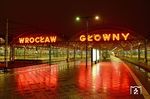 Bei der Sanierung des Bahnhofs Wroclaw Glówny (Breslau Hbf) wurden zwischen 2010 und 2012 auch die Gleisanlagen (im laufenden Betrieb) erneuert, die Lücke zwischen den beiden Bahnsteighallen mit einem textilen Dach verschlossen, und vor dem Nordausgang entstand eine Tiefgarage. An der Südseite des Bahnhofs wurde ein Eingangspavillon angebaut. Sogar der alte Wasserkran wurde wieder komplettiert. Die Kosten betrugen rund 162 Millionen Zloty, von denen die Europäische Union 113 Millionen trug. Am 1. Juni 2012 wurde der sanierte Bahnhof wieder eröffnet.  (12.03.2016) <i>Foto: Michael Hubrich</i>