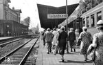 Als (vorläufiger) Endbahnhof der Strecke aus Köln wurde das Empfangsgebäude in Rolandseck zwischen 1856 und 1858 besonders repräsentativ ausgestaltet und auch so, dass die Bonn-Cölner Eisenbahn, eine Aktiengesellschaft, in ihm ihre Gesellschafterversammlungen durchführen konnte. Nach dem Zweiten Weltkrieg wurde das Empfangsgebäude nicht mehr bewirtschaftet. 1958 entschied die Bundesbahndirektion Mainz, das überdimensionierte Gebäude abreißen zu lassen und durch ein kleines zu ersetzen. Der Abriss verschob sich aber, und 1964 entwickelte der Galerist Johannes Wasmuth den Plan, das Empfangsgebäude als Wohnung, Galerie und Atelier für Künstler zu nutzen. Das prachtvolle Bahnhofsgebäude blieb so erhalten und war seit den 1960er Jahren Grundlage für den Ausbau der Anlage zum „Künstlerbahnhof“. Das Empfangsgebäude gilt heute als bedeutendes Zeugnis des frühen deutschen Eisenbahnbaus und ist ein Kulturdenkmal. Zum 20. September 1965 wurde der Bahnhof zu einem Haltepunkt zurückgestuft. Betrieblich war er nur noch eine Blockstelle. Überholungsgleise gibt es nicht mehr. (05.1960) <i>Foto: Winfried Gronwald</i>