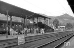 Der Bahnhof Königswinter an der Rechten Rheinstrecke wurde am 11. Juli 1870 im Zuge der Verlängerung der rechtsrheinischen Eisenbahnstrecke von Neuwied bis Oberkassel eröffnet. Der Bahnhof zeichnet sich im Besonderen durch eine Eisen-Glas-Konstruktion als überdachten Zugang zum 1890 zusammen mit der Unterführung angelegten Mittelbahnsteig aus. Er ist auch heute noch Ausgangspunkt für Ausflüge zum nahen Drachenfels mit der Drachenfelsbahn. (08.07.1961) <i>Foto: Winfried Gronwald</i>