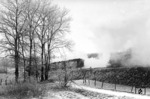 Angeblich 93 1003 vom Bw Opladen führt am ersten Tag des Jahres 1934 den P 1082 bei Schwenke, auf der Fahrt von Brügge (Westf) nach Wuppertal-Oberbarmen. (01.01.1934) <i>Foto: DLA Darmstadt (Bellingrodt)</i>