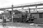 Werklok 1 im Raw Görlitz. Sie war 1914 als Lok 41 an die Kyffhäuser Kleinbahn-AG, Kelbra, ausgeliefert worden und wurde von der DR nach dem Zweiten Weltkrieg als 89 6024 eingeordnet. Das Schild "Wüst" bezeichnet die Wagenübergabestelle innerhalb einer Anschlussbahn, auf dem Fahrzeuge (von der öffentlichen Bahn) übergeben oder übernommen werden. Die "Wüst" ist in der Regel nicht identisch mit der Grenze der Anschlussbahn. Die Begrenzungen der Wagenübergabestelle wird mit den Zeichen "Wüst Anfang" und "Wüst Ende" gekennzeichnet.  (23.08.1966) <i>Foto: Klaus Kieper, Slg. Holzborn</i>