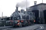 Die Perleberger Ringbahn gehörte als regelspurige Kleinbahn einst zu den Ost- und Westprignitzer Kreiskleinbahnen. Sie wurde am 06. Dezember 1911 eröffnet und am 28. September 1975 stillgelegt. Für den zeitgleich eröffneten Abschnitt zur Ostprignitzer Kreiskleinbahn von Berge (Prignitz) nach Putlitz kam 26. Mai 1968 das endgültige Aus. Von 1952 bis 1969 wurden die Tenderloks der Baureihe 91.19 auf der Ringbahn eingesetzt. 91 1909 (ex Großherzoglich Mecklenburgische Friedrich-Franz-Eisenbahn, Henschel, Baujahr 1909) wartet in Perleberg auf den nächsten Einsatz. (1968) <i>Foto: Klaus Kieper, Slg. Holzborn</i>