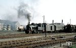 91 1909 verlässt mit einem Personenzug nach Putlitz den Bahnhof Pritzwalk. Die Strecke wurde am 4. Juni 1896 als Kleinbahn des Kreises Ostprignitz eröffnet. Am 1. Oktober 1912 ging schließlich der Abschnitt von Putlitz nach Suckow (Kr Parchim) in Betrieb. Die Verlängerung in Richtung Parchim wurde von der Friedrich-Franz-Eisenbahn, der mecklenburgischen Staatsbahn betrieben, die 1918 in den Reichseisenbahnen aufging. Die Strecke Pritzwalk–Suckow blieb weiterhin im Eigentum des Kreises. Entsprechend war der Verkehr auch in Suckow gebrochen, Reisende mussten im Regelfall umsteigen. Erst ab Ende der 1930er Jahre gab es durchgehende Züge Pritzwalk – Parchim. 1941 wurden alle normal- und schmalspurigen Kleinbahnen der Prignitz zu einem Unternehmen, den Kleinbahnen der Kreise West- und Ostprignitz zusammengeschlossen. Nach 1945 kam der Betrieb zur Generaldirektion der Provinzialbahnen Mark Brandenburg und 1949 zur Deutschen Reichsbahn. Die Strecke Suckow – Parchim wurde 1947 abgebaut. 1980 wurde der Verkehr nach Suckow eingestellt, der planmäßige Zugverkehr zwischen Pritzwalk und Putlitz endete am 29. Juli 2016. (03.1966) <i>Foto: Klaus Kieper, Slg. Holzborn</i>