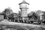 Im Raw Görlitz wartet eine sächsische IV K auf Ausbesserung. Das Ausbesserungswerk Görlitz (ursprünglich Bahnbetriebswerk Schlauroth, später Reichsbahnausbesserungswerk Schlauroth bzw. Reichsbahnausbesserungswerk „Deutsch-Sowjetische Freundschaft“ Görlitz) war eine Eisenbahninstandhaltungswerkstatt im Westen der Stadt Görlitz in der Oberlausitz. Das Werk existierte bereits seit der Länderbahnzeit. In ihm wurden preußische und sächsische Güterzuglokomotiven gewartet und instand gesetzt. Zum 1. Januar 1950 entschieden sich die Reichsbahndirektion Dresden und die Generaldirektion der Deutschen Reichsbahn für die Loslösung der Lokabteilung vom Bw Görlitz und zur Gründung des Reichsbahnausbesserungswerks (Raw) Schlauroth. Zu den Hauptaufgabengebieten gehörte die Aufarbeitung von Schmalspurloks, aber auch Normalspurlokomotiven wurden weiter ausgebessert. 1996 gab die Deutsche Bahn AG das Werk auf. Die Aufarbeitung der Schmalspurlokomotiven übernahm das Dampflokwerk Meiningen. Nach der Schließung des Güterbahnhofs und des Ausbesserungswerks wurden die ausgedehnten Gleisanlagen zurückgebaut. Das Grundstück und die Bauwerke gehörten bis 2004 noch der Deutschen Bahn, die die Fenster und Türen der Gebäude zum Großteil verschließen, vermauern oder durch Metallplatten abdecken ließ. Durch Vandalismus sind die Gebäude des einstigen Raw stark beschädigt worden. Auch der Leerstand der Gebäude und die Witterung wirkten sich negativ auf die Bausubstanz aus, sie gelten als einsturzgefährdet. (09.10.1968) <i>Foto: Klaus Kieper, Slg. Holzborn</i>