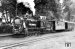 Im Rahmen der Reparationsentnahmen in der Sowjetischen Besatzungszone Deutschlands nutzte die Sowjetunion das Werk Potsdam-Babelsberg der Maschinenbau- und Bahnbedarf AG, vormals Orenstein & Koppel, später als VEB Lokomotivbau Karl Marx Babelsberg bezeichnet, für den Bau von Schmalspurdampflokomotiven. Sie erhielten entsprechend ihrer Herkunft die Baureihenbezeichnung Gr als Abkürzung für Germanskaja reparazja. Der Prototyp No-001 wurde am 30. April 1947 fertiggestellt und vom 15. September bis zum 20. Oktober auf der Weißeritztalbahn einer umfassenden Erprobung unterzogen. Anschließend wurde die No-001 der als Schmalspurbahn wieder in Betrieb genommenen Strecke Glöwen–Havelberg zugeteilt und wahrscheinlich bereits zu diesem Zeitpunkt von Holz- auf Kohlefeuerung umgebaut. Nach deren Übernahme durch die DR wurde die No-001 zur ehemaligen Prignitzer Eisenbahn AG nach Perleberg umgesetzt. 1950 erhielt sie die Betriebsnummer 99 1401. Am 30. Januar 1968 wurde sie ausgemustert. Das Bild zeigt die neue No-001 mit einem Sonderzug anlässlich der 1000-jährigen Stadtgründung von Havelberg. (1948) <i>Foto: Slg. Klaus D. Holzborn</i>