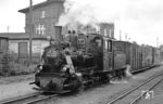 99 3361 mit einem Personenzug nach Wegezin-Dennin vor dem Empfangsgebäude am Bahnhof der MPSB in Friedland. (07.1966) <i>Foto: Klaus Kieper, Slg. Holzborn</i>