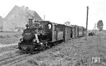99 3361 mit einem Personenzug aus Friedland in Wegezin-Dennin. Die ehemalige Mecklenburg-Pommersche Schmalspurbahn (MPSB) besaß ein über 250 Kilometer langes schmalspuriges Eisenbahnnetz mit einer Spurweite von 600 Millimeter im heutigen Mecklenburg-Vorpommern.  (07.1966) <i>Foto: Klaus Kieper, Slg. Holzborn</i>