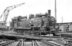 94 2117 bereitet sich im Bw Zwickau auf die nächste Schicht vor. (06.1967) <i>Foto: Robin Fell</i>