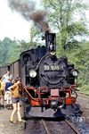 Auch die kleine sächsische IV K fand ihre Bewunderer im Bahnhof Wolkenstein. Lange sollte die Kleinbahnidylle nicht mehr existieren. Unmittelbar nach der Stilllegung des Abschnittes bis Jöhstadt wurde von Januar 1984 bis Sommer 1989 in verschiedenen Etappen an der Demontage der Gleisanlagen gearbeitet. Die Schmalspurbahn Wolkenstein–Jöhstadt war die letzte Schmalspurbahn, die in der DDR stillgelegt und abgebaut wurde. Am Ende der Abrissarbeiten war die Gleise fast vollständig verschwunden, rund zwei Drittel der Brücken zerlegt. Auf dem Gelände des Bahnhofs Steinbach wurde schon kurz nach der Stilllegung ein Kindergarten errichtet, in Jöhstadt entstand auf dem Bahnhofsgelände ein Wohnblock. Der Bahndamm der Strecke wuchs nach der Stilllegung und dem Abbau der Gleisanlagen und Brücken zu. Im Sommer 1990 begann die Interessengemeinschaft Preßnitztalbahn e.V. mit dem teilweisen Wiederaufbau der Schmalspurbahn als Museumsbahn. Diese verkehrt heute zwischen Steinbach und Jöhstadt. (06.1979) <i>Foto: Robin Fell</i>