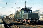 254 052 vor einem ihrer letzten Einsätze für das Bw Engelsdorf (Bz Leipzig) im Bahnhof Oschatz. Einen Monat später wurde sie abgestellt. Die Maschine war als E 94 052 am 12.12.1941 beim Bw Pressig-Rothenkirchen in Dienst gestellt worden. Am 4. Mai 1946 wurde sie als Reparationsleistung in die Sowjetunion abgefahren und kehrte in einem völlig desolaten Zustand im August 1952 in die DDR zurück. Im Raw Dessau wurde sie bis Juni 1957 wieder aufgearbeitet. Seit 2013 befindet sie sich in der Lokwelt Freilassing. (06.02.1990) <i>Foto: Andreas Höfig</i>
