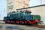 Die am 27.10.1943 beim Bw Probstzella in Dienst gestellte E 94 106, seit 1970 als 254 106-8 bezeichnet, in ihrer letzten Heimat Engelsdorf, wo sie von 1978 bis zu ihrer Ausmusterung am 31.01.1992 stationiert war. Sie war die letzte planmäßig eingesetzte 254 der Deutschen Reichsbahn. Sie befindet sich heute beim Thüringer Eisenbahnverein in Weimar. (03.04.1988) <i>Foto: Andreas Höfig</i>
