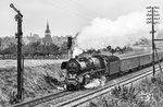 Am Vormittag die Hauptstadt der DDR erreichen, abends wieder zu Hause ankommen, oder morgens die Bezirksstädte erreichen und abends wieder in Berlin sein – das war das Ziel des Städteschnellverkehrs der DR. 03 2176 vom Bw Leipzig Hbf West brettert mit dem Städteschnellverkehrszug D 1000 (Gera - Berlin) am Einfahrsignal von Profen, nördlich von Zeitz vorbei. (14.08.1978) <i>Foto: Joachim Schmidt</i>