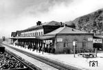 Die Strecken Flieden—Elm und Schlüchtern—Elm entstanden entstanden beim Bau der Frankfurt-Bebraer Eisenbahn. Sie wurden am 15. Dezember 1868 in Betrieb genommen. Im Bahnhof Elm bestand damals eine Spitzkehre, in der alle durchgehenden Züge wenden mussten. Diese betrieblich aufwendige Verkehrsführung diente zum Überfahren des Distelrasens, eines Landrückens, der das Kinzigtal und das Fuldatal trennt. Von Anfang an wurde Empfangsgebäude in Elm in Insellage zwischen den Gleisen platziert. 1872 wurde am Kopfende des Bahnhofs die von Gemünden kommende Fulda-Main-Bahn angeschlossen. Elm wurde damit zum Durchgangsbahnhof, die Bahnstrecke Flieden—Gemünden (Main) entstand. Allerdings mussten die Züge der Frankfurt-Bebraer Bahn hier weiterhin einen Fahrtrichtungswechsel machen. Dies änderte sich erst mit der Inbetriebnahme des Schlüchterner Tunnels 1914, der den Distelrasen unterfährt. Am 25. November 1944 verfolgten amerikanische Jagdflugzeuge einen von Wildflecken kommenden Transportzug von V2-Sprengköpfen und stellten ihn endgültig im Bahnhof Elm. Die Explosion des Güterzuges richtete großflächige Zerstörungen an, auch das Empfangsgebäude wurde zerstört. Der Wiederaufbau wurde nach dem Krieg begonnen, blieb aber weitgehend im Rohbau-Stadium stecken. 1978/79 wurde das Empfangsgebäude abgerissen, zum 20. Mai 1979 der Personenverkehr im Bahnhof Elm eingestellt. 1914 arbeiteten im Bahnhof Elm einmal bis zu 350 Eisenbahner. (1920) <i>Foto: RVM (Freund)</i>