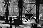 Blick in die lichtdurchflutete und rauchgeschwängerte Halle des Frankfurter Hauptbahnhofs, damals noch als "Hauptpersonenbahnhof" bezeichnet. In der Halle steht eine Darmstädter 18.5, auf Gleis 4 (vorne links) die Griesheimer V 36 405. (1950) <i>Foto: Willi Pragher</i>