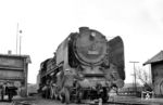 Die hermetische Abriegelung von Berlin am 13. August 1961 zog auch für die Reichsbahn eine grundlegende Veränderung in der Zugförderung nach Westen nach sich. So erhielt das bisher nicht als Heimat-Bw für die 01 in Erscheinung getretene Bw Berlin Ostbahnhof 12 Maschinen aus Magdeburg, Rostock und Wittenberge zugewiesen. Mit West-Berliner Personalen des Bw Grunewald beförderten sie nun die "Interzonenzüge" gen Westen. In Helmstedt ist 01 025 (Bw Osb) mit dem D 110 aus Berlin eingetroffen und restauriert nun im Bw. Ihre Dienstzeit beim Bw Ostbahnhof endete im September 1965. (20.03.1962) <i>Foto: Bernd Kappel</i>