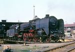 01 226 wendet im Bw Helmstedt. Die Magdeburger 01 kamen auf der Relation Berlin - Marienborn - Helmstedt regelmäßig mit den "Interzonenzügen" in den Westen. Restauriert wurde im Bw Helmstedt, wo man sich wegen der Devisenknappheit der DDR jedoch nur auf die Nachschauarbeiten und Wassernehmen beschränkte, Ruhr-Steinkohle wurde nur ausnahmsweise gebunkert. (10.04.1966) <i>Foto: Wolfgang Staiger</i>