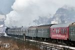Auf der Saalebahn bespannten die Saalfelder 01/01.5 bis in die 1980er Jahre die Berliner Schnellzüge D 500/501, D 504/505 und D 506/507 zwischen Saalfeld (Saale) und Halle (Saale). Bei Saalfeld-Remschütz hat für 01 0513 die Fahrt vor dem D 504 gerade begonnen. (03.1980) <i>Foto: Wolfgang Staiger</i>