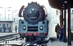 Die interessierte Jugend scheint noch Diskussionsbedarf am Triebwerk der 01 0525 am P 4004 in Saalfeld (Saale) zu haben. Die Mitropa auf dem Bahnsteig 2 war stets gut besucht. In den Zugpausen wurde auch von den Fotografen so manche Bockwurst und "Limonade mit Fruchtgeschmack" dort vertilgt. (03.1980) <i>Foto: Wolfgang Staiger</i>