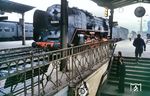 Auch so mancher (Jung-)Eisenbahner wunderte sich über das Auftauchen der Altbau-01 in Saalfeld. Vor dem P 4004 nach Leipzig steht 01 2204 im Bahnhof Saalfeld (Saale), die bereits ihre Bremsprobe an dem Zug erfolgreich abgeschlossen hat. (03.1980) <i>Foto: Wolfgang Staiger</i>
